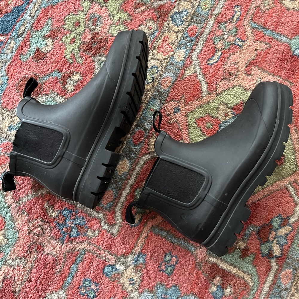 Everlane black rubber rain booties, size 9